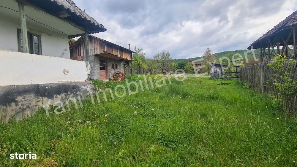 Casă de vânzare în comuna Mălureni, sat Mălureni, județ Argeș.