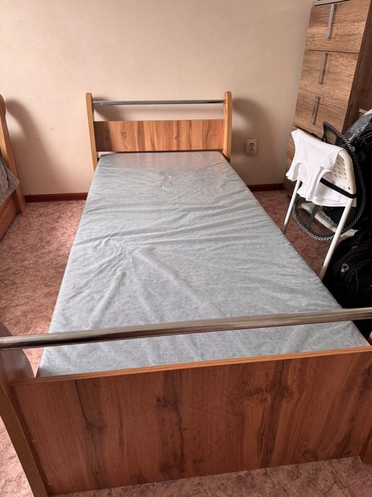 Продаётся  кровати и шкаф