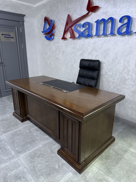Direktorskiy stol va stullar sotiladi.  Продаётся директорский стол