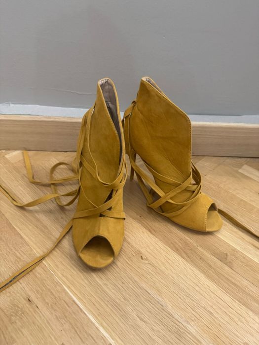 Sandale cu toc marimea 38 culoare mustar