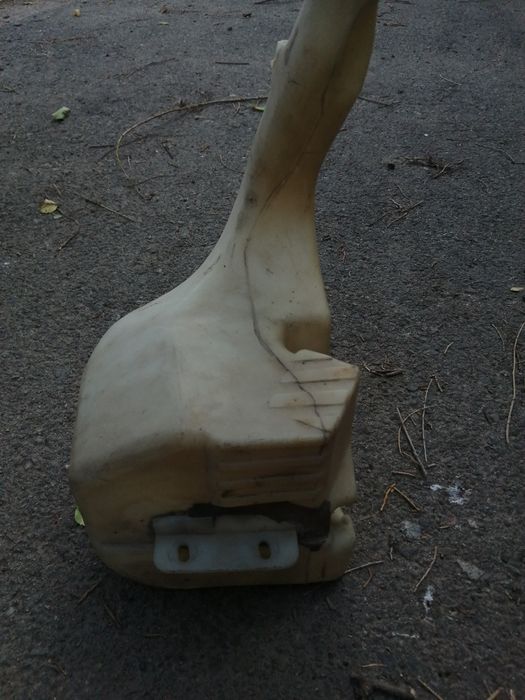 Бачок омывателя от Ауди 100. С движком.