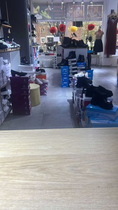 mobilier pentru magazin in stare foarte buna [birou , polite, mobilier