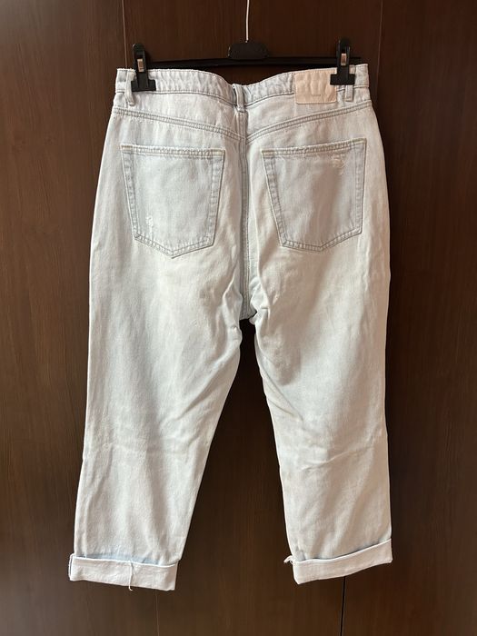 Скъсани дънки Bershka