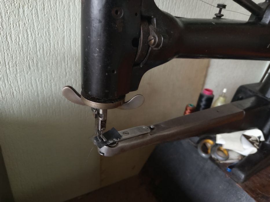 Обущарска с дълго рамо шевна машина "Адлер"