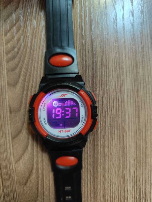 Продам детские наручные электронные часы