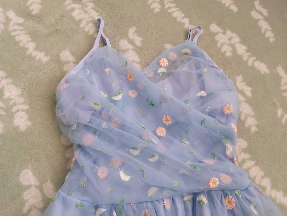 Рокля с бродирани цветя