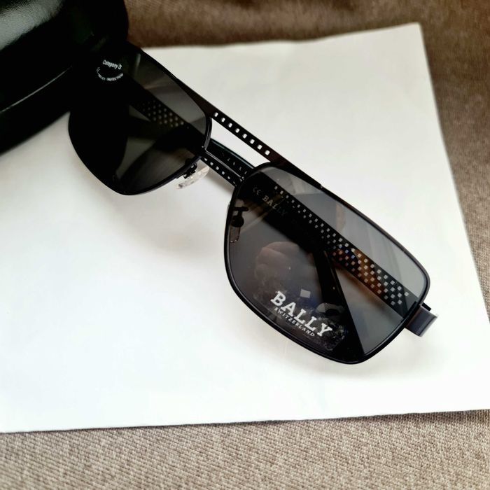 Солнцезащитные очки Bally.