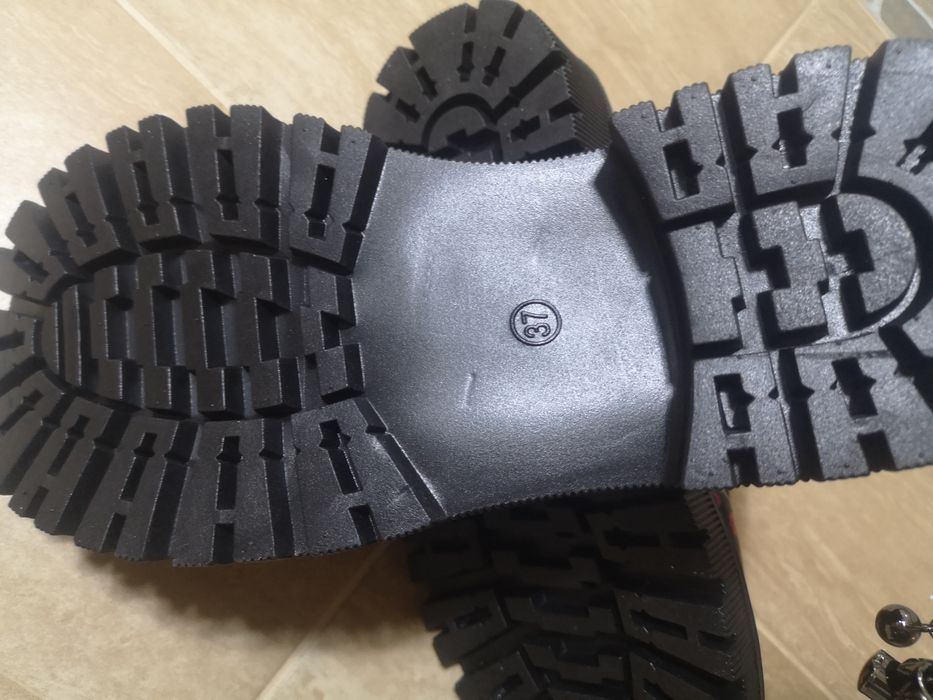 Цветни чисто нови обувки