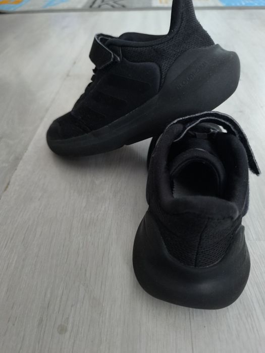 Vând adidași Adidas ,2 perechi (numărul 33 amândouă)