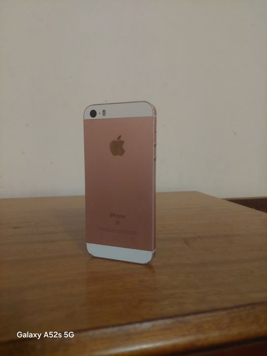 Vând IPHONE SE 2020 64GB - defect, pentru piese sau reparație