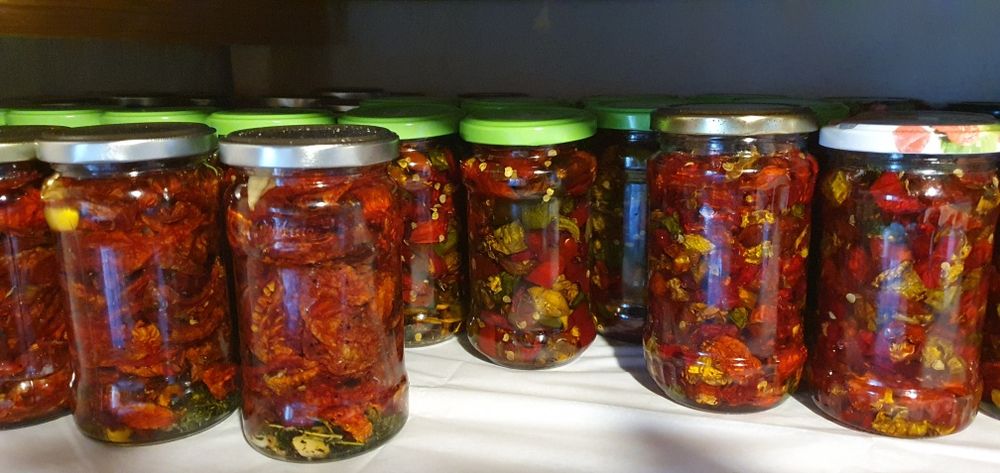 Ardei iuți uscați în ulei de floarea soarelui