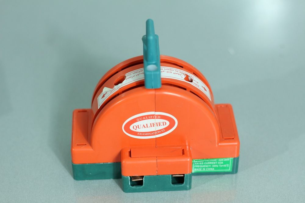 Рубильник 63А сотилади