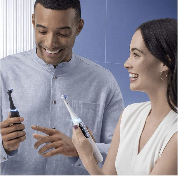 Электрическая зубная щетка Oral-B iO Series 8 с 2 сменными насадками