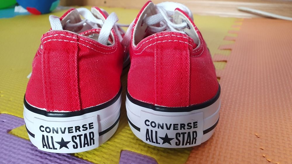 Teniși Converse.