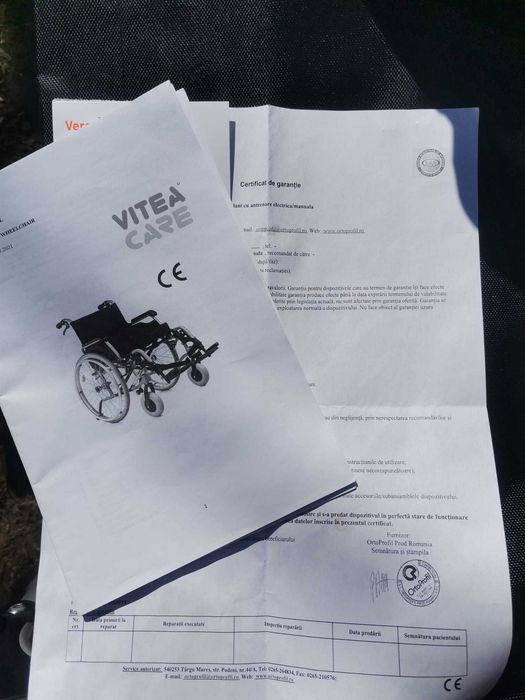 Scaun rulant cu acționare manuală pentru persoane cu probleme de deplasare