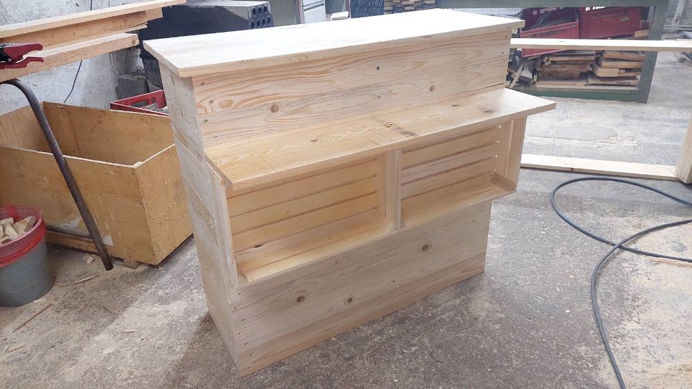 Щанд маса от масивна дървесина