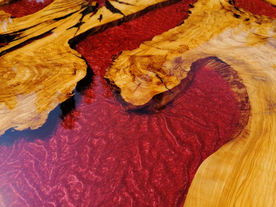 Маса с епоксидна смола и маслина