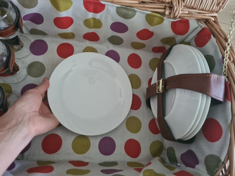 Cos de picnic din nuiele impletite pentru 4 persoane