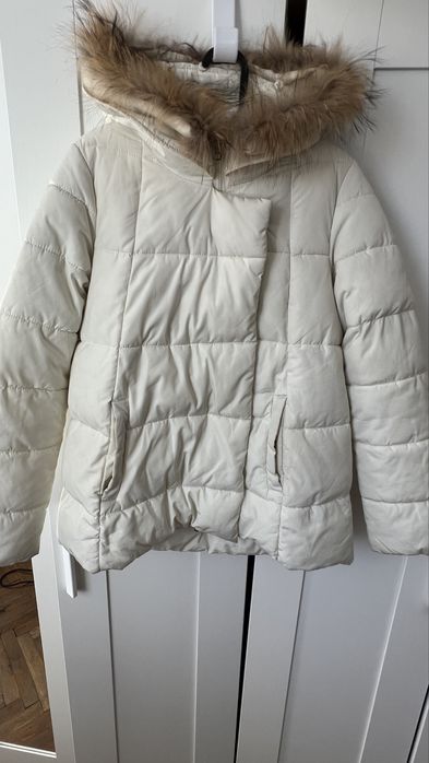 Зимно яке,цвят шампанско S/Mдва джоба,качулка с яка от естетвен косъм