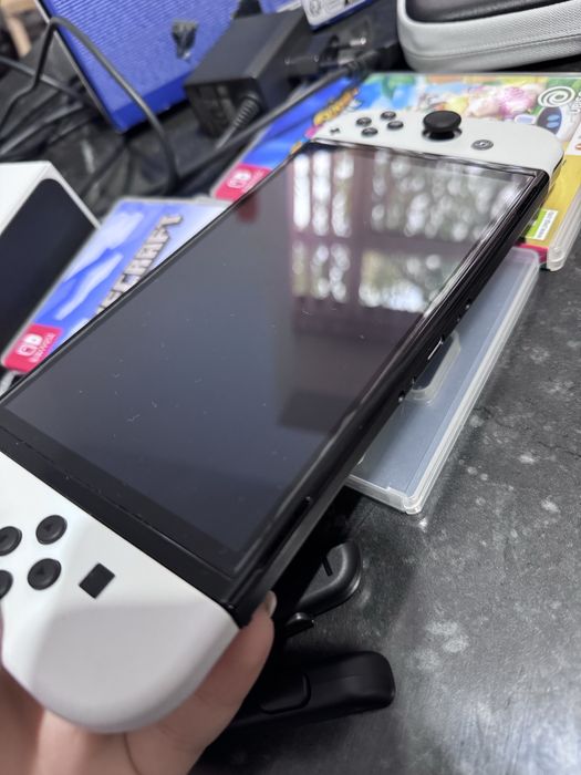Nintendo Switch Oled + husa şi 3 jocuri incluse aproape nou