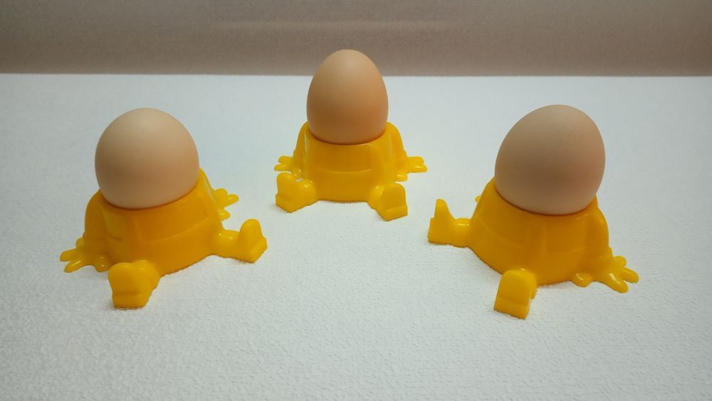 Продается  - ваза для цветов , цветное стекло ,  богема .