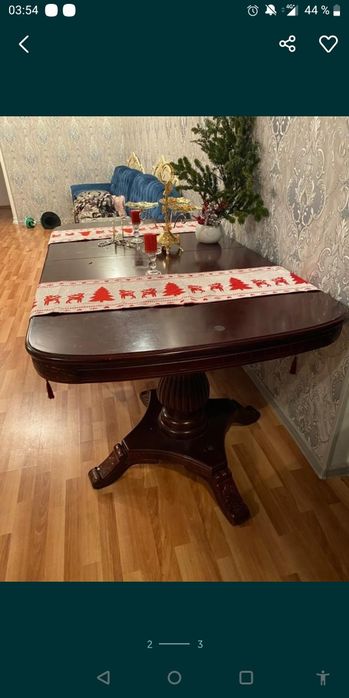 Деревянный стол для гостиной