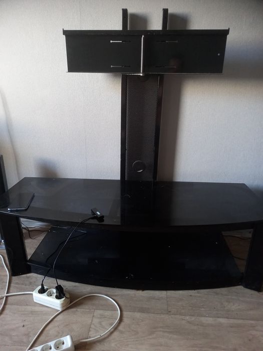 Продам тумбу для телевизора с кронштейном