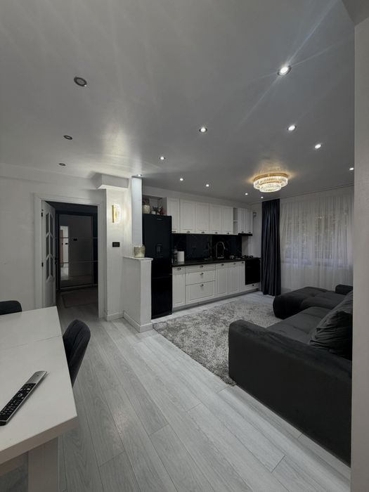 Vând apartament mobilat