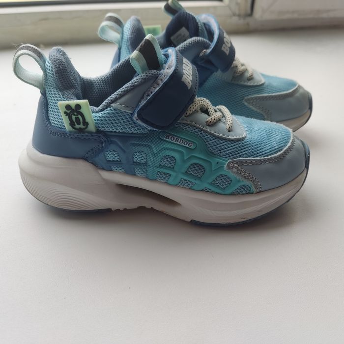 Детские кроссовки р. 28