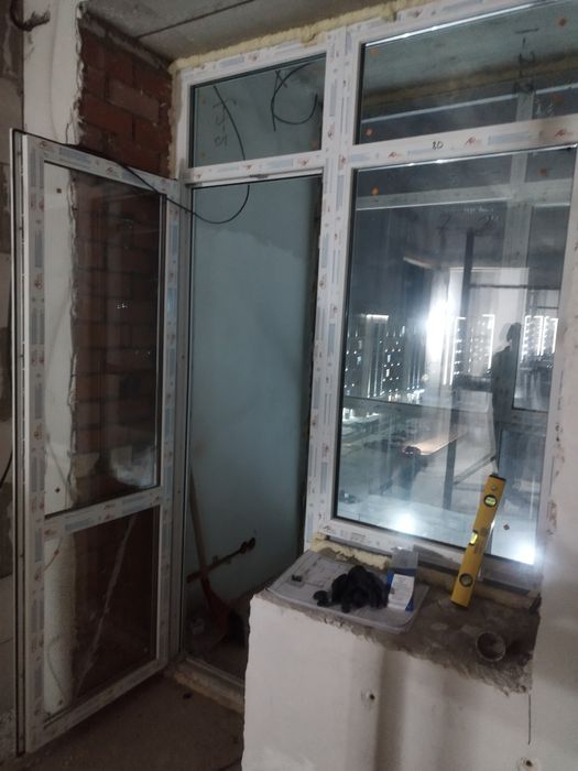 Продам пластиковый дверь, проём на балкон