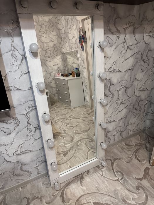 Зеркало  с лампочками