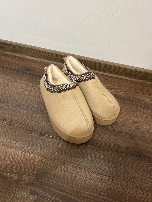 Vând papuci tip UGG