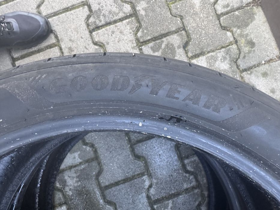 2бр летни гуми GOODYEAR 235/40/19