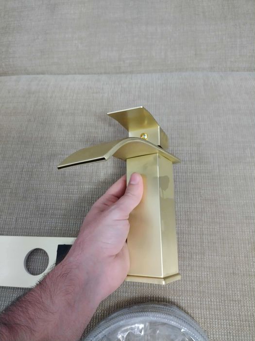 Baterie Chiuvetă Aurie Cascadă – Monocomandă, Oțel Inoxidabil