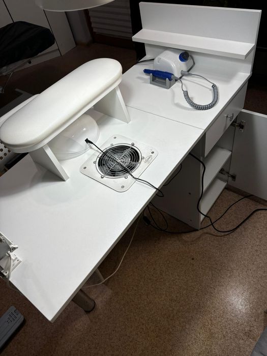 Маникюрный стол с пылесосом
