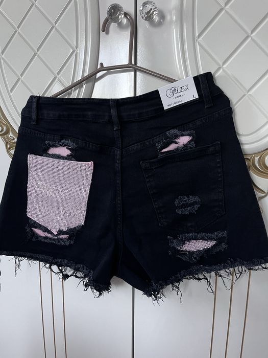 Pantaloni scurti cu pietricele roz