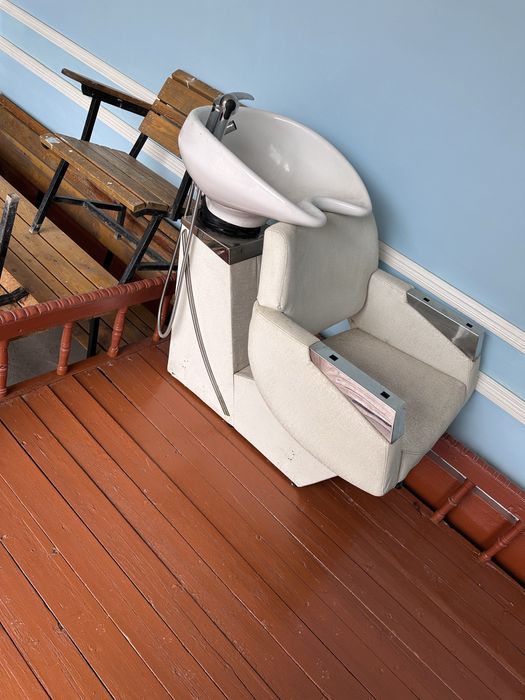 Salon sartaroshlar uchun bosh yuvish uchun moyka sotiladi holati yangi