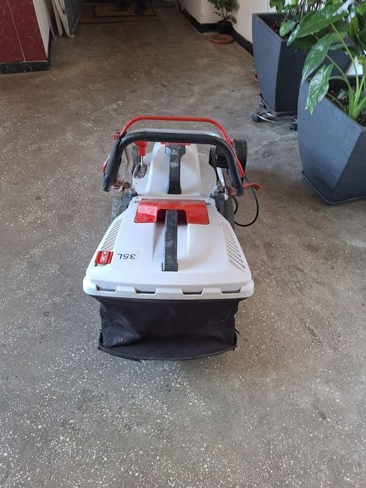 Mașină de tuns gazon