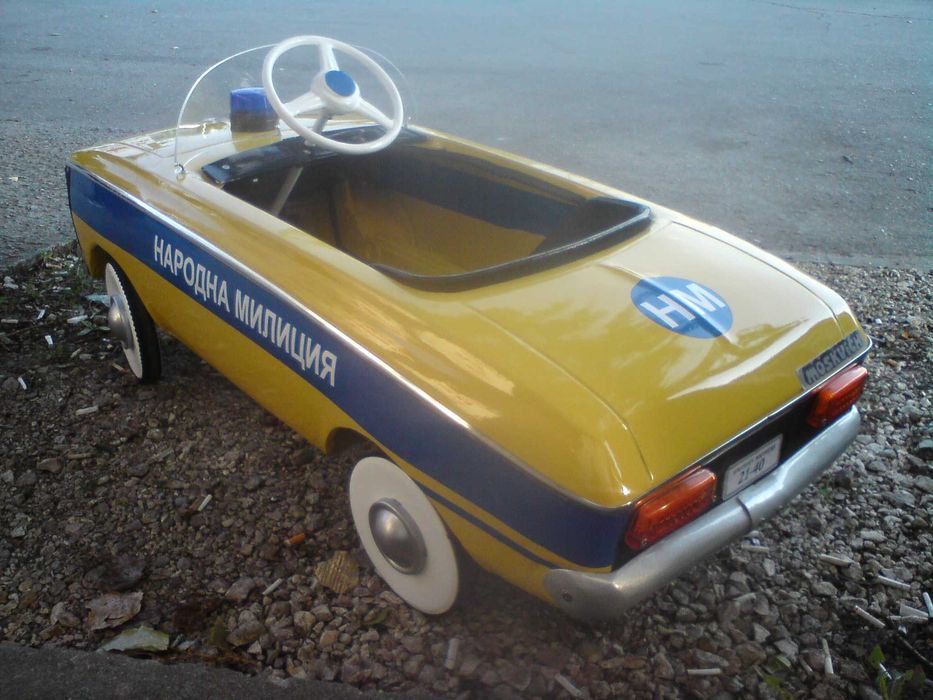 метална детска ретро кола с педали МОСКВИЧ милиция полиция