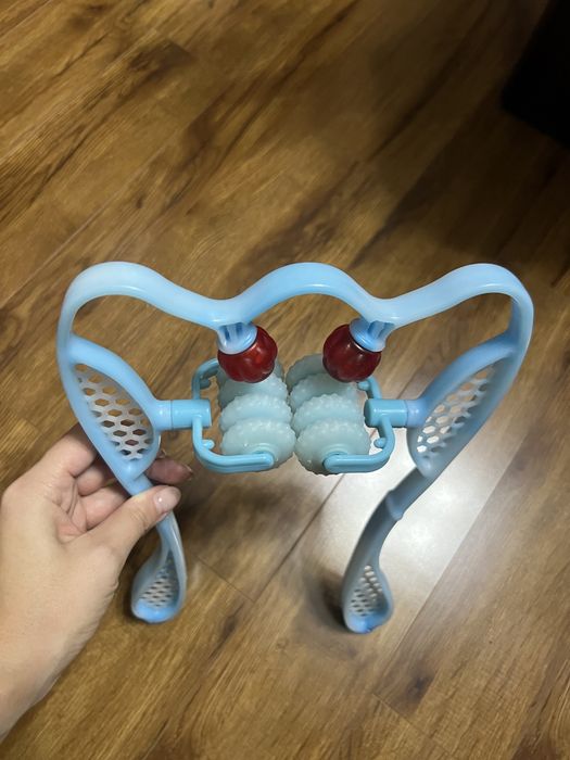 Новый , массажёр для шеи . Убирает вдовий горбик