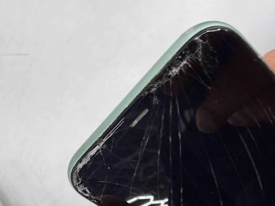 продам iPhone 11