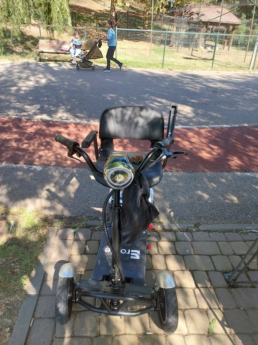 Vînd cărucior electric cu 3 viteze autonomia 30-40km este pliabil bate