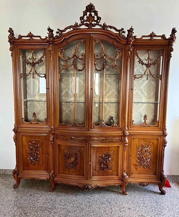 Масивна антикварна дървена витрина