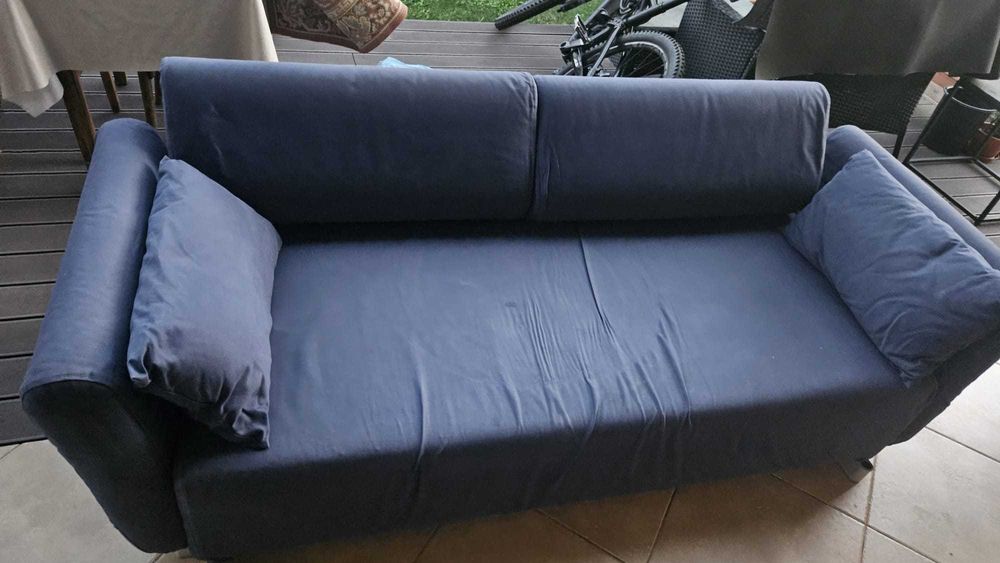 Canapea Ikea albastra confortabila si practica   utilizata