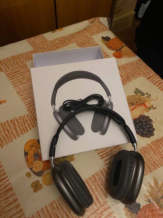 AirPods Max "with Smart Case"