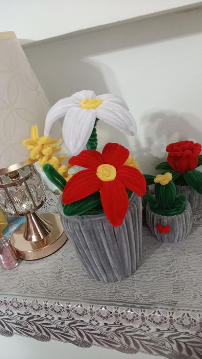 Stol ustiga dekor: Momiq simdan yasalgan gultuvakli gul