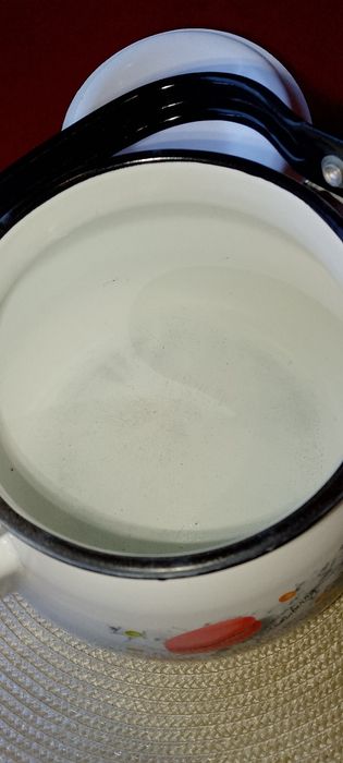 Эмалированный чайник.