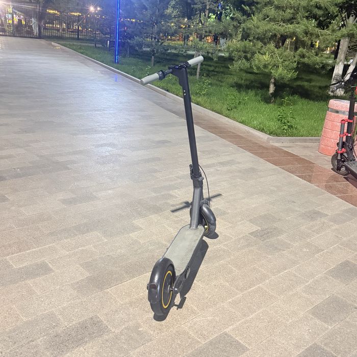 Продам электросамокат ninebot G30