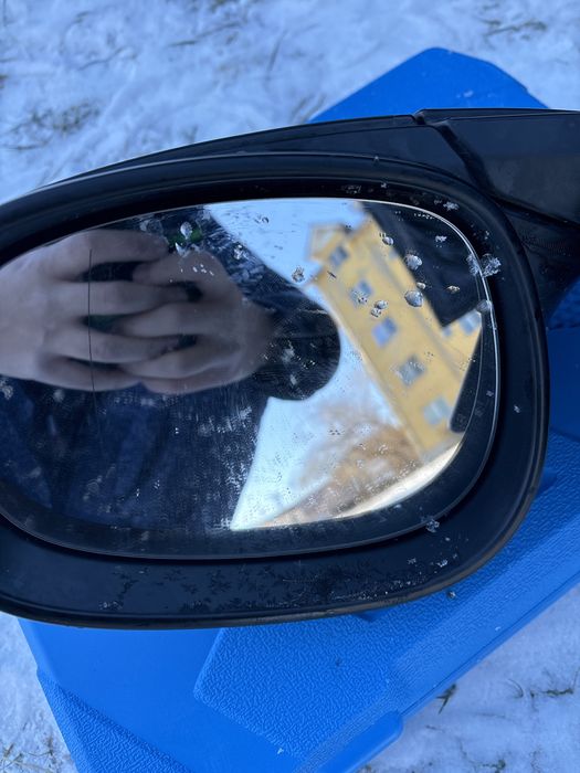 Oglinda cu tot cu rama de plastic.