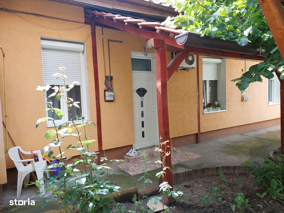 Vand casa in curte comuna